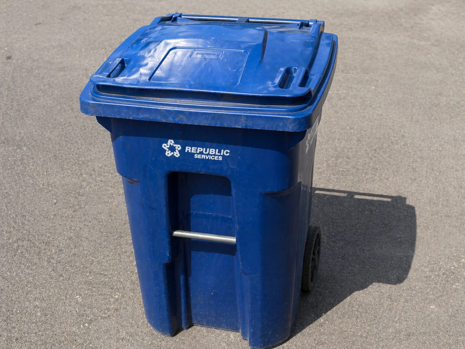 Resident-association trash bin curbside before deep-cleaning service
